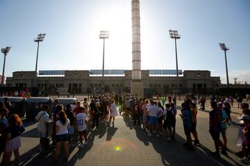 Aficionados esperan cola en la entrada del Estadi Olímpic de Montjuic. El FC Barcelona y Totthenham Hotspur juegan la LVIII edición del Trofeo Joan Gamper.