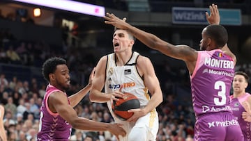 Carlos Alocén, base del Real Madrid, entra a canasta entre Jerrick Harding y Jean Montero, del MoraBanc Andorra.