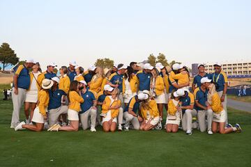 Los jugadores del equipo de Europa celebraron con sus parejas de esta manera la victoria en la Ryder Cup. 