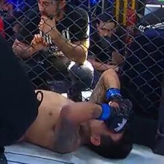 Entró dando saltos para intimidar a su rival, pero se lesionó sólo y terminó en el piso