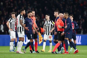 Szymon Marciniak, durante el PSG-Newcastle.