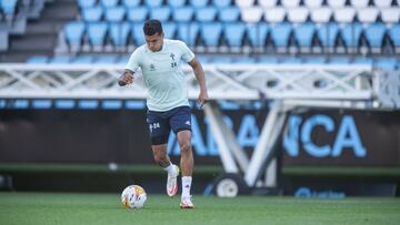 El central colombiano Jeison Murillo se ejercita con el bal&oacute;n en el entrenamiento del 10 de noviembre en Bala&iacute;dos. 