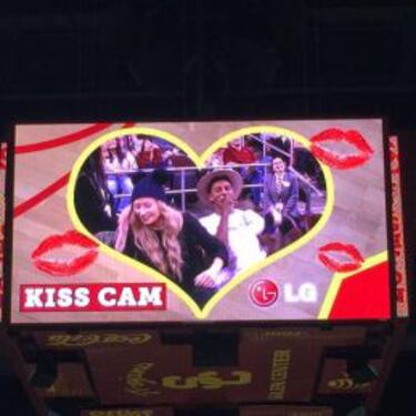 Young y Azalea: la pareja de moda, ahora en la Kiss Cam