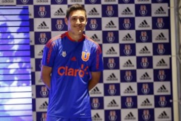 2015: La nueva camiseta de la U combina el rojo con el tradicional azul. 