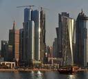 ¿Cuál es la capital de Qatar, dónde se encuentra Doha y cuántos habitantes tiene?