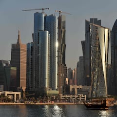 ¿Cuál es la capital de Qatar, dónde se encuentra Doha y cuántos habitantes tiene?