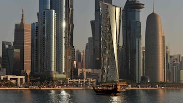 ¿Cuál es la capital de Qatar, dónde se encuentra Doha y cuántos habitantes tiene?