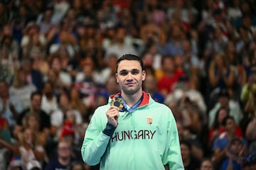 Kristof Milak, 'exultante' con su medalla de oro.