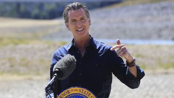 ARCHIVO - En esta foto de archivo del 21 de abril de 2021, el gobernador de California, Gavin Newsom, habla en una conferencia de prensa en la cuenca reseca del lago Mendocino en Ukiah, California.