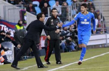 El defensa argentino del Getafe Lisandro López celebra con el entrenador Luis García Plaza el gol que acaba de marcar, el segundo de su equipo frente al FC Barcelona, durante el partido de la decimoséptima jornada de la Liga de Primera División que se juega hoy en el Coliseum Alfonso Pérez de Getafe.
