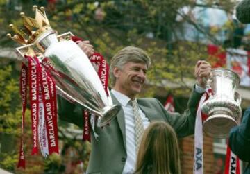 2002. El Arsenal de Wenger consigue doblete, la Premier League y la FA Cup.