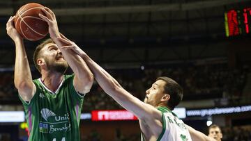 GRA370. MÁLAGA,14/05/2017.- El pívot serbio del Unicaja Dejan Musli (i) recibe una falta del escolta del Real Betis Energia Plus Alfonso Sánchez (d), durante la trigesimocuarta jornada de la Liga Endesa disputado esta tarde en el Palacio de los Deportes Jose María Martín Carpena. EFE/Carlos Díaz