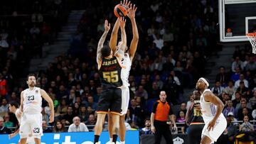 Mike James anota en esta acción el 3+1 que llevaba el partido a la prórroga. El estadounidense soltó bien el balón y luego Tavares cayó sobre su espacio cometiendo la falta.