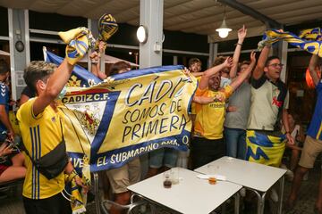 C¨¢diz estuvo de fiesta anoche, y es que el equipo de la ciudad regres¨® a Primera 14 a?os despu¨¦s de abandonar la categor¨ªa.