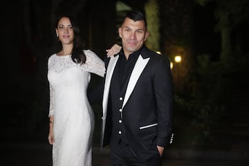 Santiago, 07 de julio 2017.
El futbolista Gary Medel junto a su esposa Cristina Morales saludan a la prensa durante su fiesta de matrimonio.

Karin Pozo/Photoport