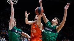 Xabi López-Aróstegui, alero del Valencia Basket, entra a canasta ante la presión de Ruben Prey y Vladimir Brodziansky, interiores del Joventut.