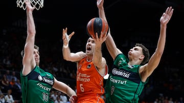 Xabi López-Aróstegui, alero del Valencia Basket, entra a canasta ante la presión de Ruben Prey y Vladimir Brodziansky, interiores del Joventut.
