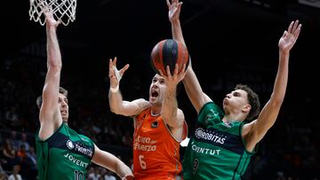 Xabi López-Aróstegui, alero del Valencia Basket, entra a canasta ante la presión de Ruben Prey y Vladimir Brodziansky, interiores del Joventut.
