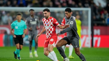 GIRONA, 07/12/2024.- El centrocampista del Real Madrid Jude Bellingham (d) persigue a Iván Martín, del Girona, durante el partido de la jornada 19 de LaLiga que Girona FC y Real Madrid.