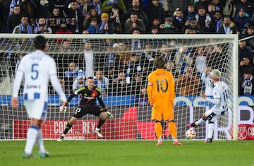 1-2. Juan Cruz, Desde Los once Metros, Lanza Al Lado Izquierdo de Andriy Lunin Superando Su Estirada.