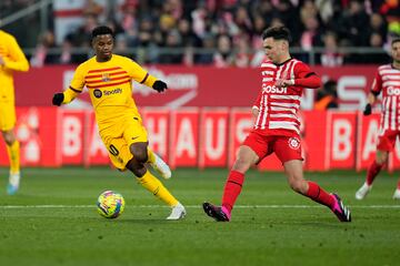  El delantero del BC Barcelona Ansu Fait y el defensa del Girona, Arnau Martínez durante el partido de LaLiga entre el Girona CF y el FC Barcelona.