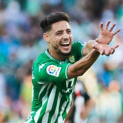 Álex Moreno, de señalado a titular por delante de Miranda