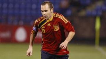 <b>DE INICIO.</b> Iniesta jugará su primer partido como titular con la Selección después de la lesión que le impidió participar en la pasada Copa Confederaciones.