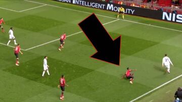 Pogba sufrió una fuerte torcedura en este quiebro de Piccini