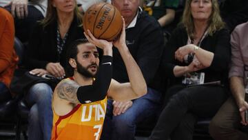 GFX07. SALT LAKE CITY (ESTADOS UNIDOS), 30/01/2018.- El jugador espa&ntilde;ol Ricky Rubio (arriba) de los Utah Jazz en acci&oacute;n ante Stephen Curry (abajo) de los Golden State Warriors durante el partido de la NBA entre los Utah Jazz y los Golden Sta