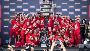 ?lvaro Bautista celebra su t¨ªtulo de Superbike junto a su equipo.