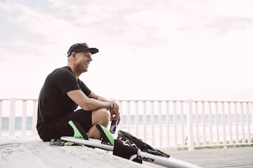 Sponsors: Rip Curl, DHD, Creatures, Balter, Red Bull, Reef, Mercedes, Skull Candy, MF Softboards, FCS, Awayco.
Por patrocinios: $2,850,000
En competici¨®n: $69,700
Total: $2,919,700