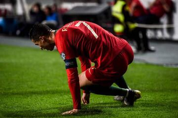 Concern | Portugal's forward Cristiano Ronaldo sits on the pitch during the Euro 2020 qualifying group B football match between Portugal and Serbia.