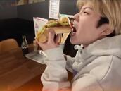 Un japonés vende el completo italiano en Osaka y la reacción de los clientes sorprende: sus caras lo dicen todo