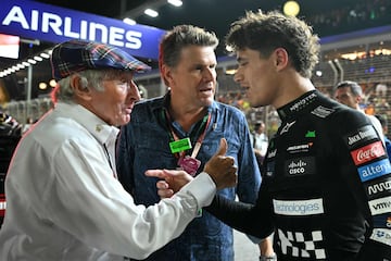 El piloto británico de McLaren, Lando Norris (derecha), habla con el ex piloto británico de Fórmula Uno, Jackie Stewart (izquierda), antes de la carrera.