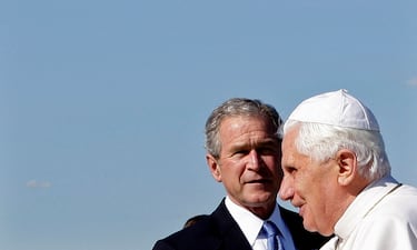Benedicto XVI con el 43.er presidente de los Estados Unidos de América, George W. Bush.