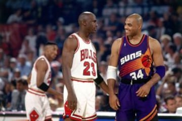 Michael Jordan y Charles Barkley, con las camisetas de Bulls y Suns. La de Chicago es una de las que menos han cambiado en su historia, ya sea como local o visitante. La de Phoenix ha evolucionado hasta el completo blanco o naranja actualidad, y ya no lle
