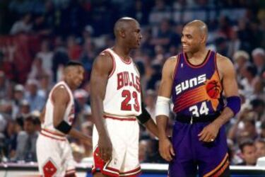 Michael Jordan y Charles Barkley, con las camisetas de Bulls y Suns. La de Chicago es una de las que menos han cambiado en su historia, ya sea como local o visitante. La de Phoenix ha evolucionado hasta el completo blanco o naranja actualidad, y ya no lle