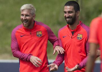 Barcelona's Argentinian forward Lionel Messi (L) and Barcelona's Turkish midfielder Arda Turan take part in a team training session ahead of their 2016 International Champions Cup fixtures against Celtic in Dublin on July 30