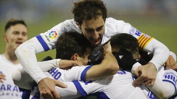 Los jugadores del Zaragoza celebran el gol de Bermejo frente al Logro&ntilde;&eacute;s.