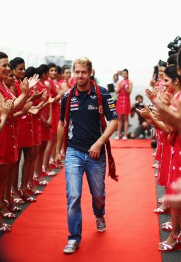Sebastian Vettel asiste al desfile de pilotos antes del GP de Fórmula Uno de la India en el circuito Internacional Buddh