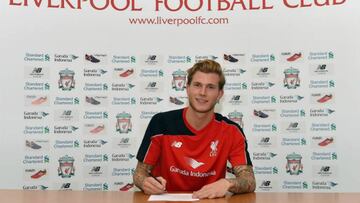Loris Karius, firmando su contrato con el Liverpool.