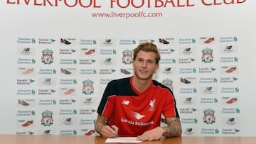 Loris Karius, firmando su contrato con el Liverpool.