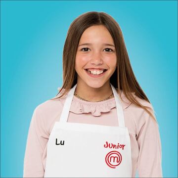 A Lu adem¨¢s de la cocina le apasiona tambi¨¦n la gimnasia r¨ªtmica, la cual practica desde los 5 a?os. El plato que mejor le sale, el coulant de chocolate. Cocina desde los 8 y el que m¨¢s le ha costado es la pularda al vino tinto, un plato al que le cuesta darle el punto a la reducci¨®n y a la carne. Su favorito, las carrilleras al vino tinto.