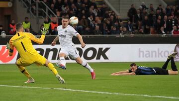 MILAN, ITALY - MARCH 14: Luka Jovic of Eintracht Frankfurt scores the opening goal past Samir Handanovic of FC Internazionale during the UEFA Europa League Round of 16 Second Leg match between FC Internazionale and Eintracht Frankfurt at San Siro on Marc