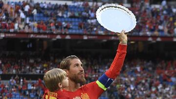 10/06/19 PARTIDO CLASIFICACION EUROCOPA 2020 GRUPO F ESTADIO SANTIAGO BERNABEU
SELECCION ESPAÑOLA ESPAÑA - SUECIA
SERGIO RAMOS PLACA 122 VICTORIAS CON LA SELECCION HOMENAJE DE LA RFEF CON SU HIJO