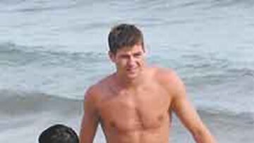 <b>EN IBIZA.</b> Gerrard descansa con su familia a la espera de noticias.