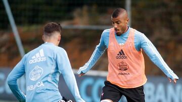 Rafinha Alcántara intenta regatear a un compañero del Celta durante un entrenamiento.