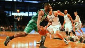 Jeff Green trata de irse de Bojan Bogdanovic.