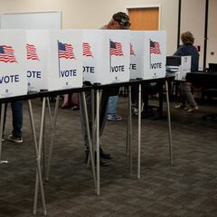 When does early voting start in Illinois?