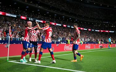 2-0. Antoine Griezmann celebra el doblete con sus compañeros. El delantero francés marca en el minuto 26 de partido.